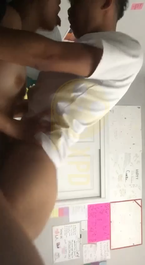 Abang Baju Putih Berbaring di Atas Ngentot Terus Menerus
