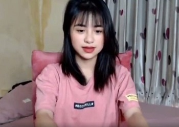 Cewek cantik pamer barangnya bikin puas banget